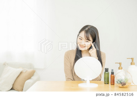 部屋で鏡を見る女性 部屋で鏡を見る女性 84582516