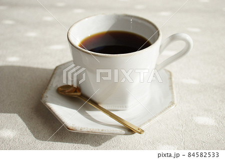 白いカップのドリップコーヒー 84582533