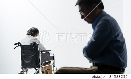 シニア夫婦　老老介護　シルエット  84583232