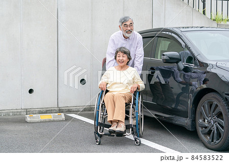 シニアカップル　車イス　駐車場 84583522