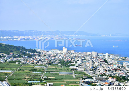 沖縄県南城市佐敷津波古周辺を望む(沖縄県南城市)【2019.10】 84583690