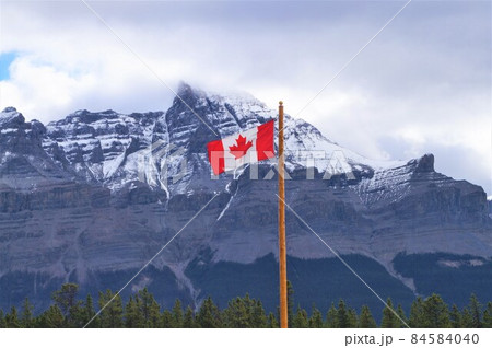 カナダ バンフ国立公園 サスカチュワン・クロッシングのカナダ国旗 84584040