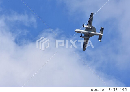 大空を舞うアメリカ海軍のE-2C警戒管制機 84584146
