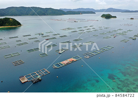 奄美の久根津港の養殖場の空撮 84584722