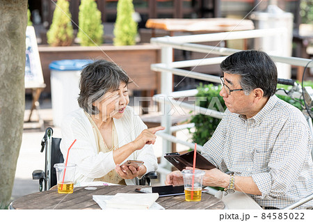 シニア夫婦 オープンカフェ 車いす シニア夫婦 オープンカフェ 車いす 84585022