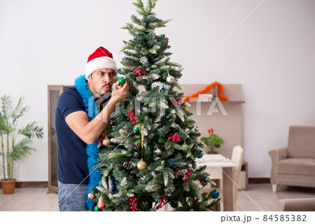 Young man celebrating Christmas at home 84585382