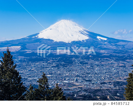 金時山絶景ポイントから見る富士山と街並み 84585712