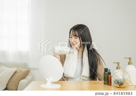 ドライヤーを使う女性 ドライヤーを使う女性 84585983