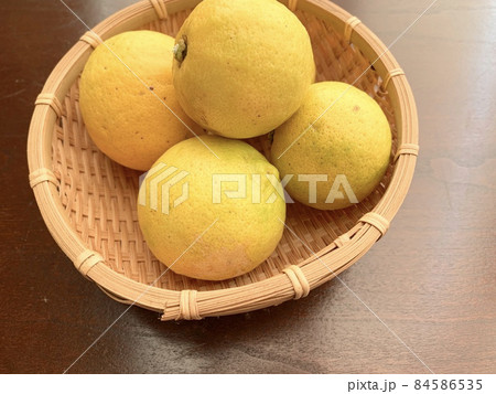 竹製のカゴに入った黄色いすだち 写真素材 竹製のカゴに入った黄色いすだち 写真素材 84586535