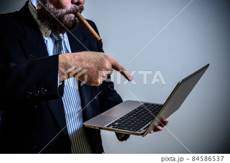 ノートパソコンを前に指差しして怒る年配の男性　誹謗中傷　脅迫　クレーム　反社　ブラック企業　暴力団　 84586537