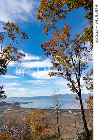 晩秋の八幡山ハイキングコースから俯瞰する湖南の平野と琵琶湖方面 84586844