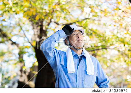 作業着の男性　屋外　ヘルメット 84586972