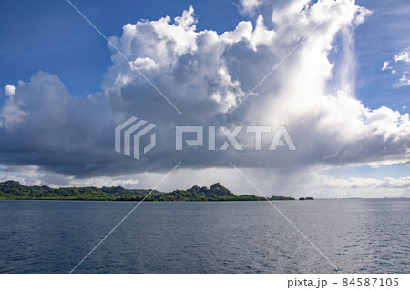 西の海から見るバベルダオブ島　パラオ共和国 84587105