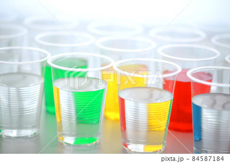 色の付いた水が入った瓶やコップ 色の付いた水が入った瓶やコップ 84587184