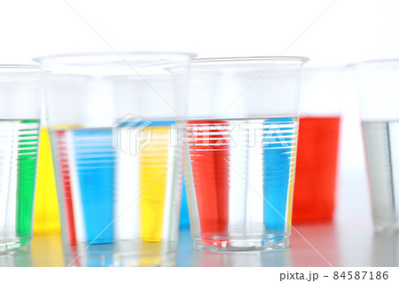 色の付いた水が入った瓶やコップ 色の付いた水が入った瓶やコップ 84587186