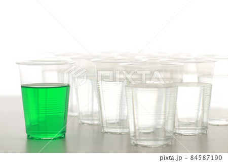 色の付いた水が入った瓶やコップ 色の付いた水が入った瓶やコップ 84587190