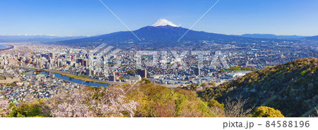 富士山と眼下に広がる沼津の街　静岡県沼津市香貫山にて 84588196