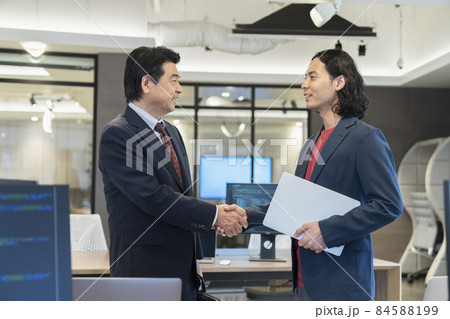 ビジネスシーン 握手 ベンチャーキャピタル 撮影協力:WEEK芝大門(サンフロンティア不動産) ビジネスシーン 握手 ベンチャーキャピタル 撮影協力:WEEK芝大門(サンフロンティア不動産) 84588199