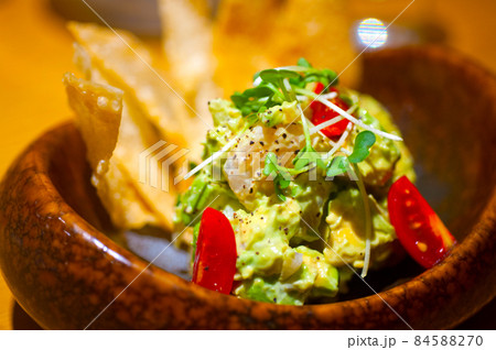avocado and shrimps salad 84588270
