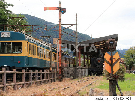 三岐鉄道三岐線の西藤原駅を発車する上り列車 84588931