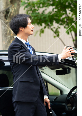ミドル男性　車　運転　ビジネス 84588947