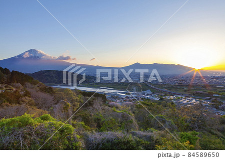 富士山と日の出の風景 静岡県富士市岩淵にて 富士山と日の出の風景 静岡県富士市岩淵にて 84589650