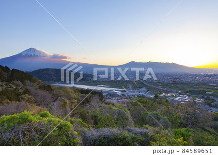 富士山と日の出の風景　静岡県富士市岩淵にて 84589651