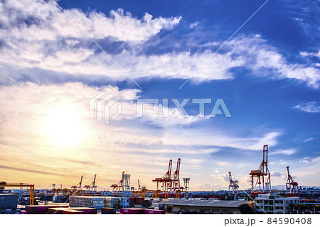 横浜港の風景 ガントリークレーン 横浜港の風景 ガントリークレーン 84590408