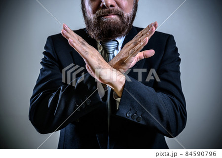 指でバツを作る年配の男性　ダメ　役員役職　圧力パワハラ　脅迫　クレーム　反社　ブラック企業　暴力団　 84590796