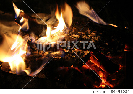 焚き火の炎 84591084