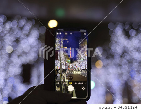 スマホと東京タワー夜景 スマホと東京タワー夜景 84591124