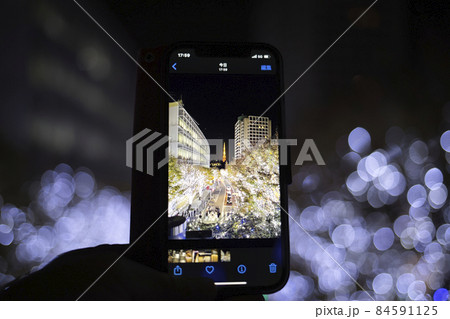 スマホと東京タワー夜景 スマホと東京タワー夜景 84591125