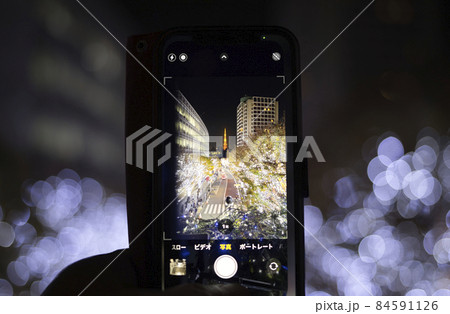 スマホと東京タワー夜景 スマホと東京タワー夜景 84591126