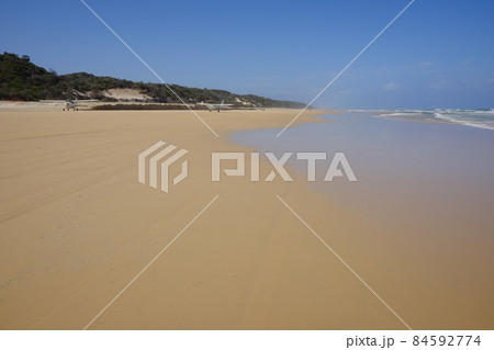 世界最大の砂の島、世界遺産のフレーザー島にある100km以上にも及ぶ長大な白砂の75マイルビーチ 84592774