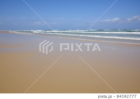 世界最大の砂の島、世界遺産のフレーザー島にある100km以上にも及ぶ長大な白砂の75マイルビーチ 84592777