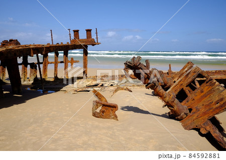 世界最大の砂の島、フレーザー島（世界遺産）の75マイルビーチに横たわる難破船、マヘノ号 84592881