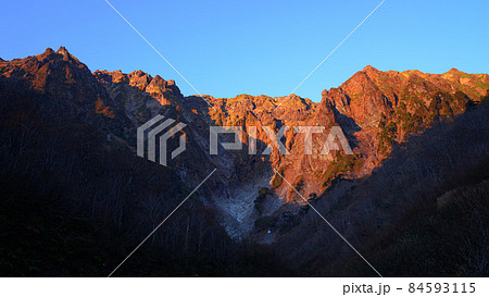 晩秋の谷川岳一ノ倉沢・モルゲンロート 晩秋の谷川岳一ノ倉沢・モルゲンロート 84593115