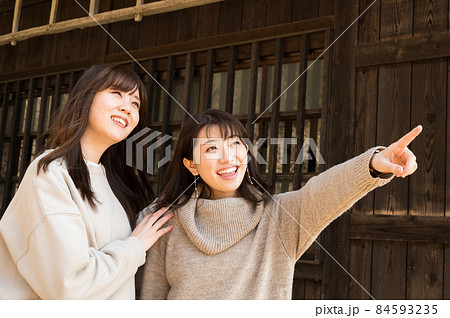 観光を楽しむ二人の女性 84593235