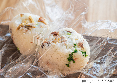ラップで握った鯖のおにぎり ラップで握った鯖のおにぎり 84593507