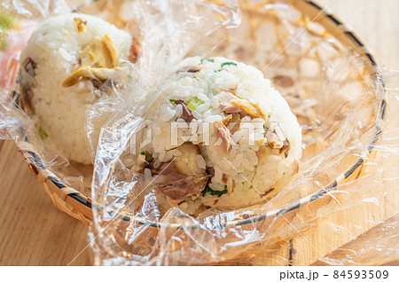 籠の中に入った鯖おにぎり 84593509