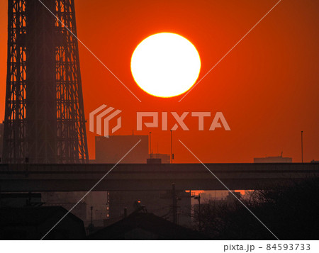 沈む夕日とスカイツリーが見える町奥戸 沈む夕日とスカイツリーが見える町奥戸 84593733