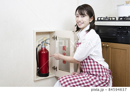 消火器と微笑む女性 84594637