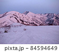 朝日を受ける羽後朝日岳 84594649