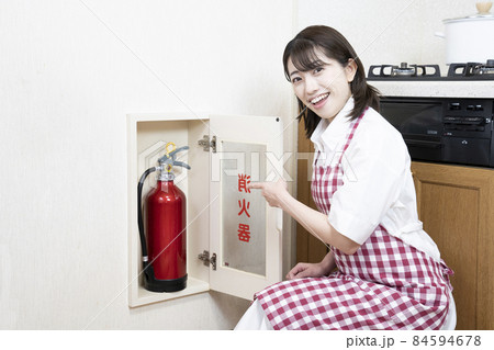 消火器と微笑む女性 消火器と微笑む女性 84594678