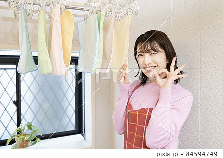 風呂場に干したタオルの匂いを嗅いでオーケーのサインを出す女性 風呂場に干したタオルの匂いを嗅いでオーケーのサインを出す女性 84594749