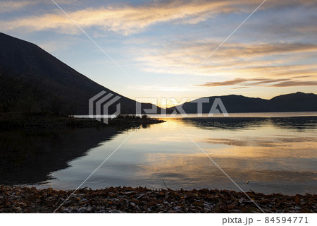 中禅寺湖の朝焼け 中禅寺湖の朝焼け 84594771