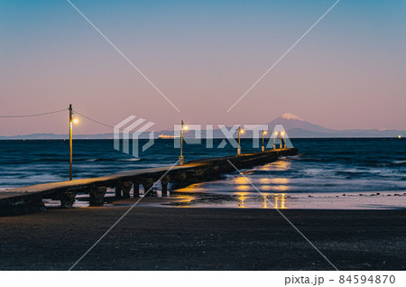 朝焼けの岡本桟橋と富士山 朝焼けの岡本桟橋と富士山 84594870