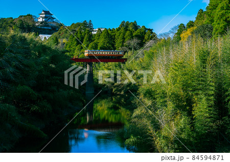 青空の大多喜城といすみ鉄道 84594871