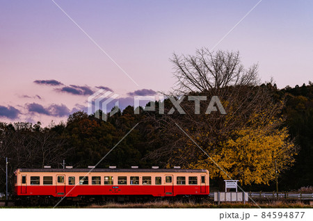 夕焼けのたたずむローカル列車と葉が散る大銀杏 夕焼けのたたずむローカル列車と葉が散る大銀杏 84594877