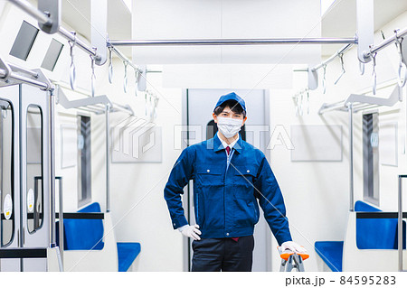 電車の整備をする男性技術スタッフ 電車の整備をする男性技術スタッフ 84595283